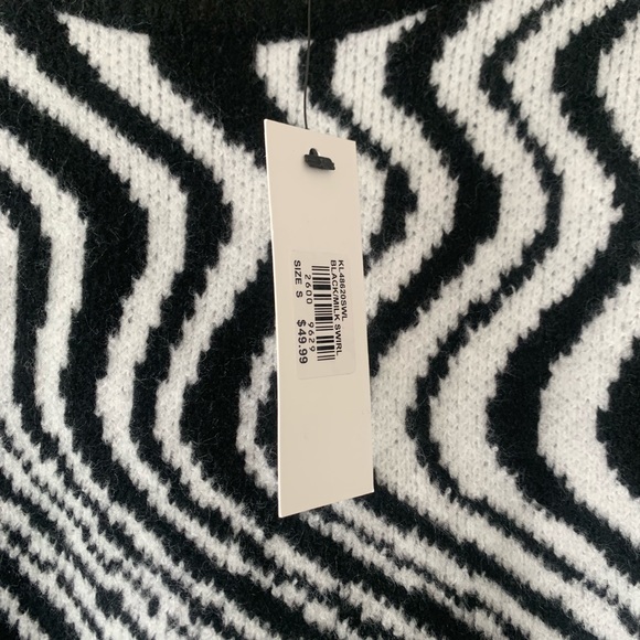 Oversized, black and white patterned soft sweater! - Picture 4 of 7